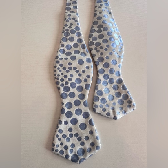 Le Noeud Papillon Silk Polka Dot Bow Tie in Blue and White